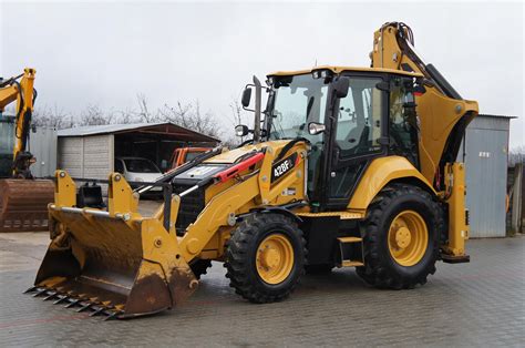 koparko-ładowarka Caterpillar 428F podczas pracy, widok ogólny