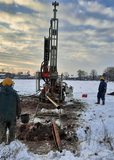 Animacja przedstawiająca różne techniki wiercenia geologicznego (udarowe, obrotowe, rdzeniowe)