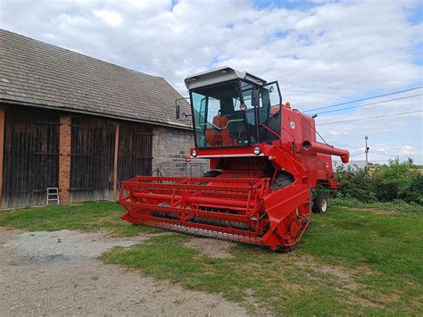 Zdjecie poglądowe kombajnu zbożowego Massey-Ferguson 560
