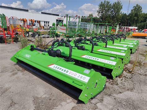 Schemat budowy kosiarki bijakowej MIKANN FCN 120 z oznaczeniem szerokości roboczej i systemu zbiornika