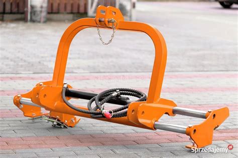 Zdjęcie przedstawiające system hydraulicznego otwierania kosza w kosiarce bijakowej