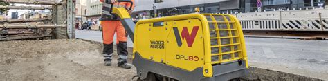 Operator obsługujący skoczka Wacker Neuson BHF 30s na placu budowy