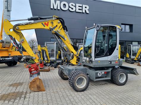 Zdjęcie koparki kołowej Wacker Neuson EW 65 na placu budowy