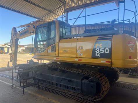 Widok ogólny koparki gąsienicowej Komatsu PC 350 LC na placu budowy