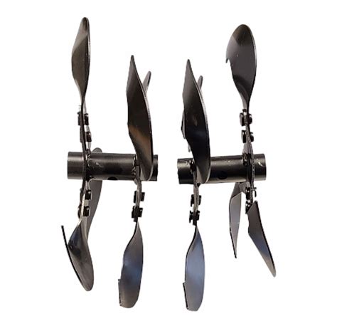 Zbliżenie na zużyte noże glebogryzarki