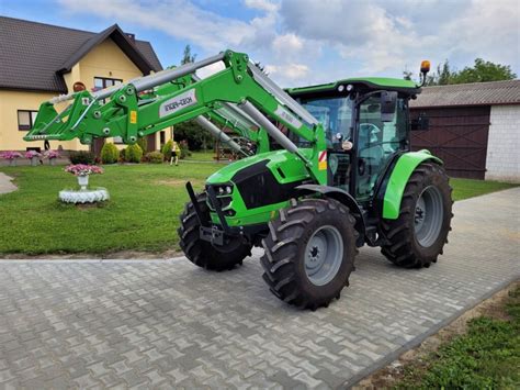 Ciągnik Deutz-Fahr Agrolux 65 z zamontowanym uniwersalnym ładowaczem czołowym