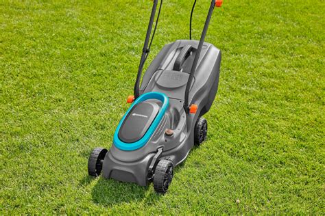 zdjęcie kosiarki elektrycznej Gardena PowerMax 32/1200 G2 na tle trawnika