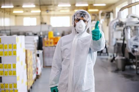 Pracownik w odzieży ochronnej na hali produkcyjnej