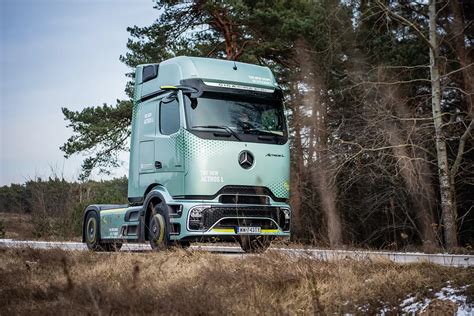 zdjęcie ciężarówki Mercedes Actros z widocznym systemem MirrorCam