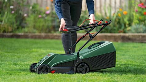 Zdjęcie poglądowe kosiarki elektrycznej Bosch Easy Rotak w trakcie pracy w ogrodzie