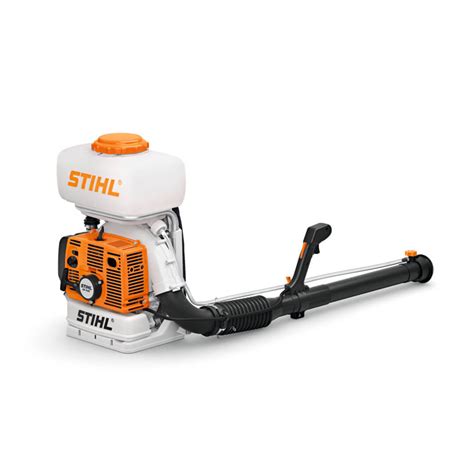 Zdjęcie opryskiwacza plecakowego Stihl SR 420 w trakcie pracy w ogrodzie