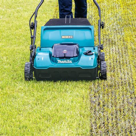 Ilustracja przedstawiająca kompaktową kosiarkę elektryczną Makita w otoczeniu zadbanego trawnika.