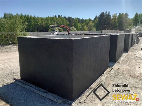 dźwig opuszczający zbiornik betonowy do wykopu