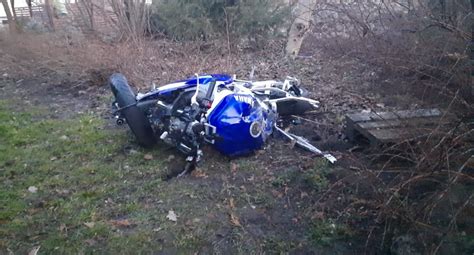 Wypadek betoniarki w Janowicach Wielkich, z uszkodzonym samochodem osobowym w tle