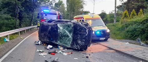 Betoniarka przewrócona na boku, obok zmiażdżony samochód osobowy, na drodze w Lęborku