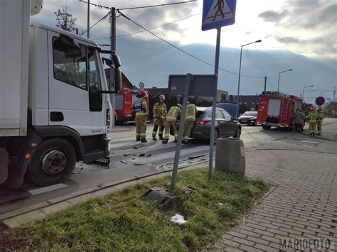 Zastępy straży pożarnej na miejscu kolizji betoniarki z samochodem osobowym w Otominie