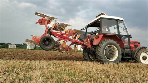 Zetor ciągnik z podłączonym pługiem obrotowym w akcji
