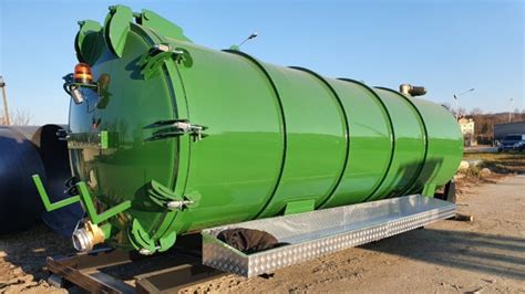 Zdjęcie nowoczesnego wozu asenizacyjnego