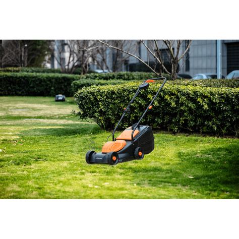 Elektryczna kosiarka Gardenic z widocznym koszem