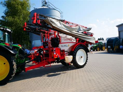 Ilustracja działania systemu Twin System w opryskiwaczu sadowniczym