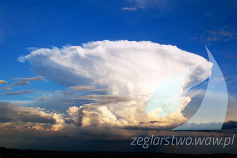 Zdjęcie: Potężna chmura burzowa Cumulonimbus nad zbiornikiem wodnym