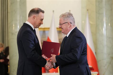 Narty z polską flagą otrzymane przez prezydenta Andrzeja Dudę