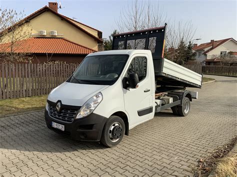 Zdjęcie przedstawiające Renault Master w zabudowie wywrotka z otwartą skrzynią ładunkową