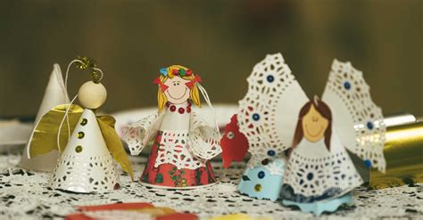 Przykłady ozdób choinkowych i dekoracji okiennych wykonanych z wyciętych i pokolorowanych płatków śniegu.