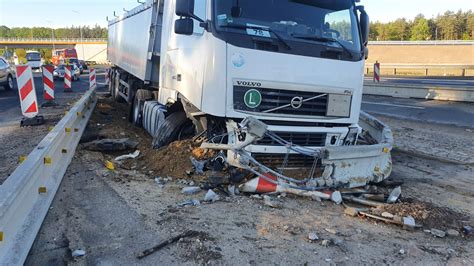 Zdjecie poglądowe ciągnika siodłowego Volvo w dynamicznym ujęciu na drodze