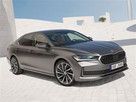 Skoda Superb III generacji widok z przodu, parkuje na ulicy miasta