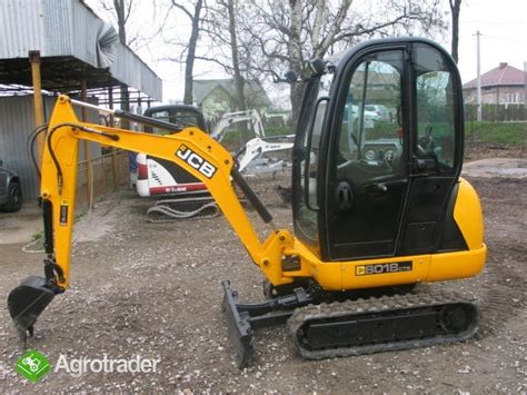zdjęcie minikoparki JCB 8018 pracującej na budowie