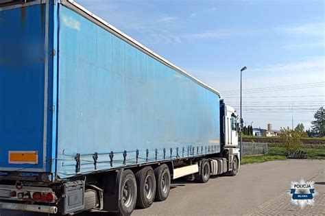 zdjęcie przedstawiające prawidłowo oznakowaną wywrotkę z namalowanymi numerami rejestracyjnymi na burcie