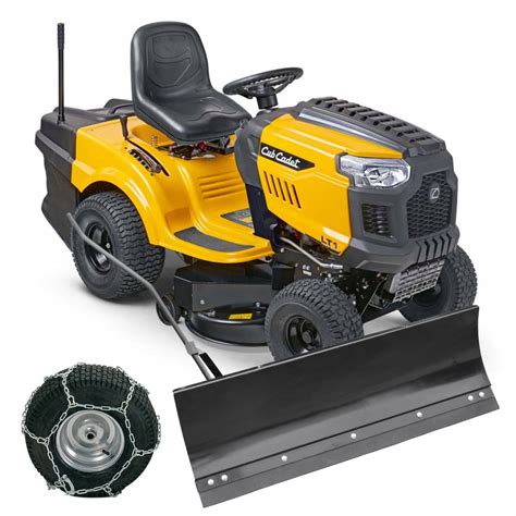 Zdjęcie traktora ogrodowego Cub Cadet z serii LT w akcji, np. podczas mulczowania