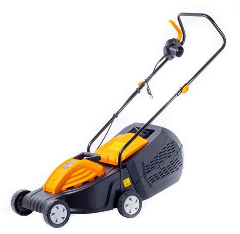 zdjęcie lekkiej kosiarki elektrycznej NAC w użyciu na małym trawniku