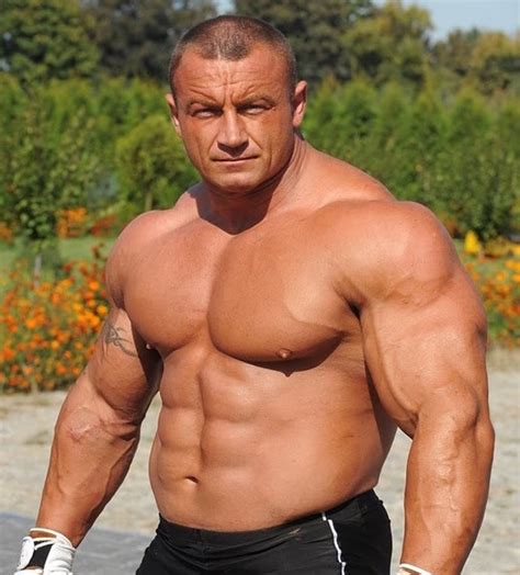 Mariusz Pudzianowski, strongman i zawodnik MMA, w zamyśleniu