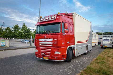 Projektanci DAF XF105 pracujący nad aerodynamiką i detalami nadwozia