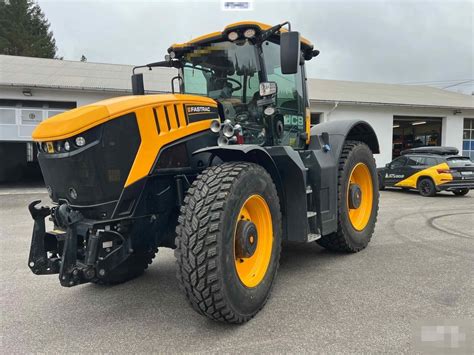 Zdjęcie ciągnika JCB Fastrac 8330 podczas jazdy demonstracyjnej