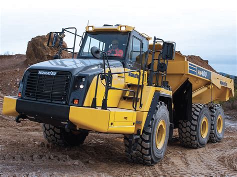 Zdjęcie porównawcze różnych modeli wozideł przegubowych Komatsu (np. HM300, HM400)