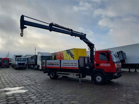 Zdjęcie ciężarówki z zamontowanym żurawiem hydraulicznym Hiab