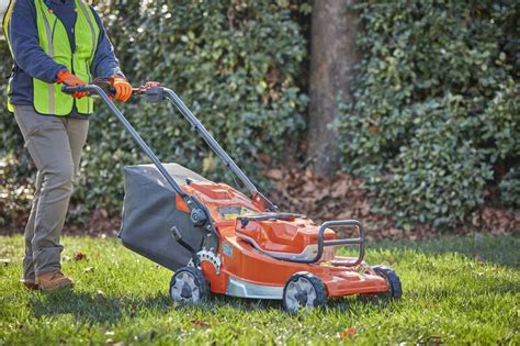 Technical diagram of a cordless lawnmower highlighting its robust construction