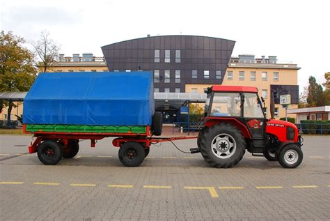 Zdjęcie ciągnika rolniczego Zetor 3320 z przyczepą Guzmet T070.