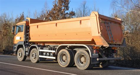 Tematyczne zdjęcie samochodu wywrotki na placu budowy