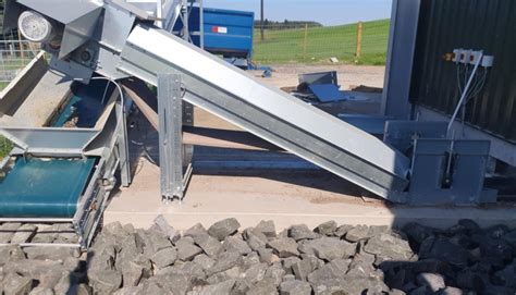 Technical diagram of a manure spreader's floor conveyor system
