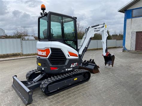 zdjęcie koparki Bobcat pracującej