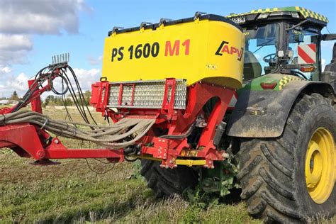 Siewnik pneumatyczny APV PS 120 M1 w pracy