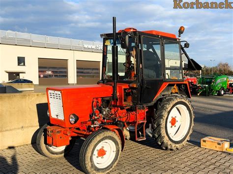 Historyczne zdjęcie ciągnika Władimirec T25 podczas prac polowych