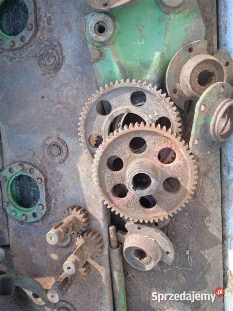 ilustracja przedstawiająca konserwację kosiarki dyskowej