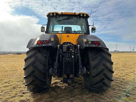 Zdjęcie przedstawiające ciągnik JCB Fastrac 8250 w pracy polowej