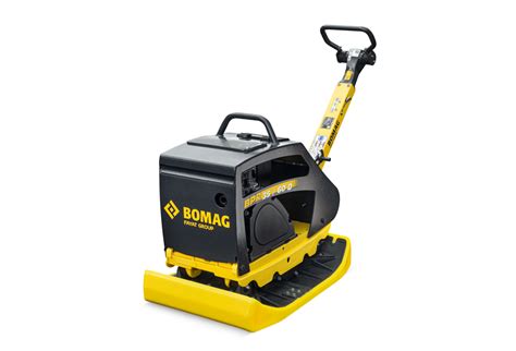Zdjęcie przedstawiające zagęszczarkę rewersyjną Bomag BPR 35/60 w warunkach placu budowy