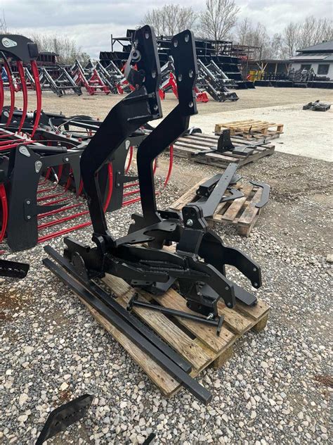 Zdjęcie ładowacza czołowego Metal-Fach zamontowanego na ciągniku MTZ podczas prac polowych